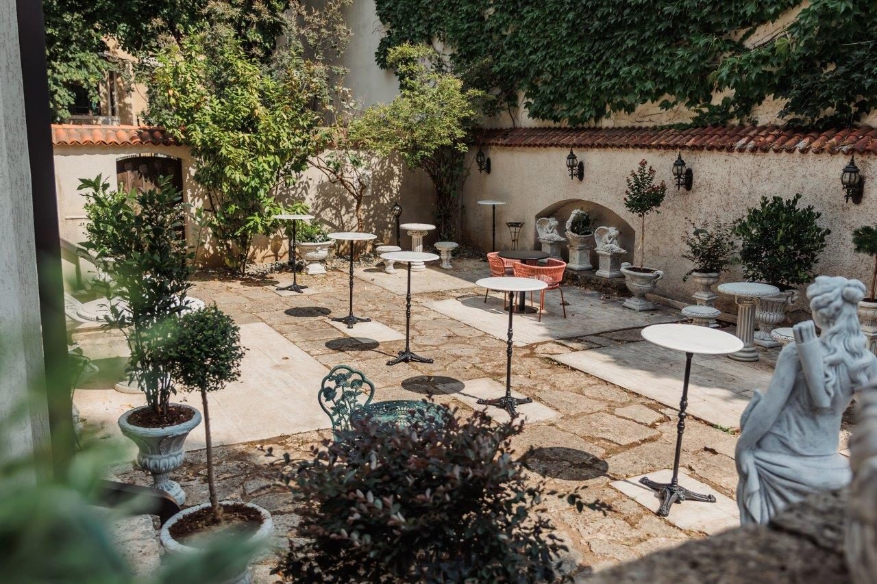 Art. History. Experience. – Descoperă camera secretă a poker room-ului privat din București 15 Art. History. Experience. – Descoperă camera secretă a poker room-ului privat din București